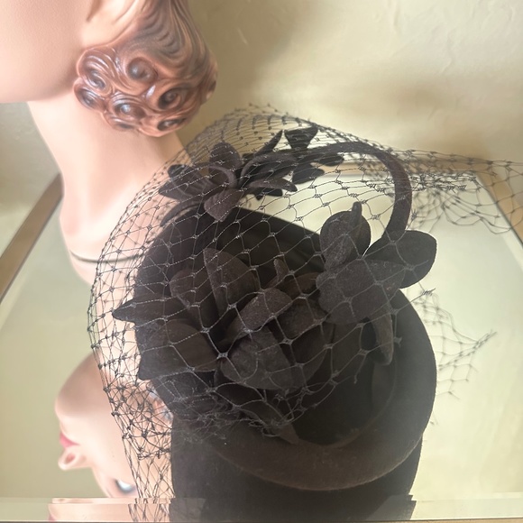 IMPRESSIVE 1930\'S TILT FELT HAT WITH FELT FLOWERS, O RING AND VEIL
